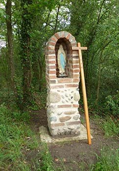 Oratoire à Marie, construit par les scouts, à Grézieux-le-Fromental