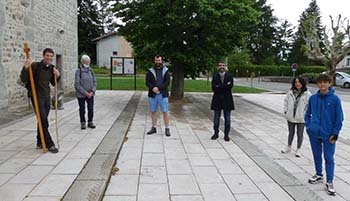 Sur le parvis de l'église de Montrond-les-bains